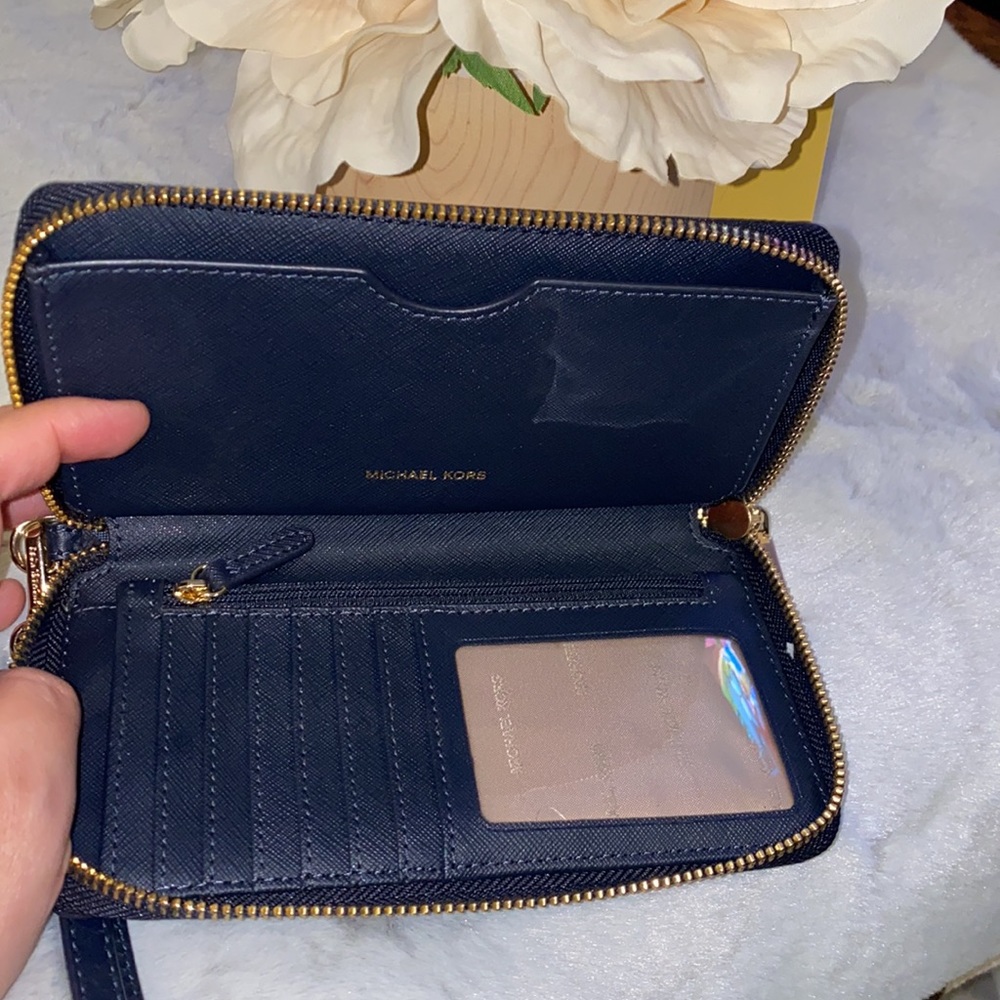 Michael Kors wristlet wallet - Picture 3 of 3